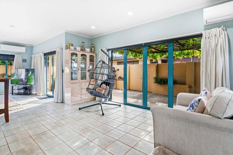 Photo of property in 22 Marguerita Place, West Harbour, Auckland, 0618