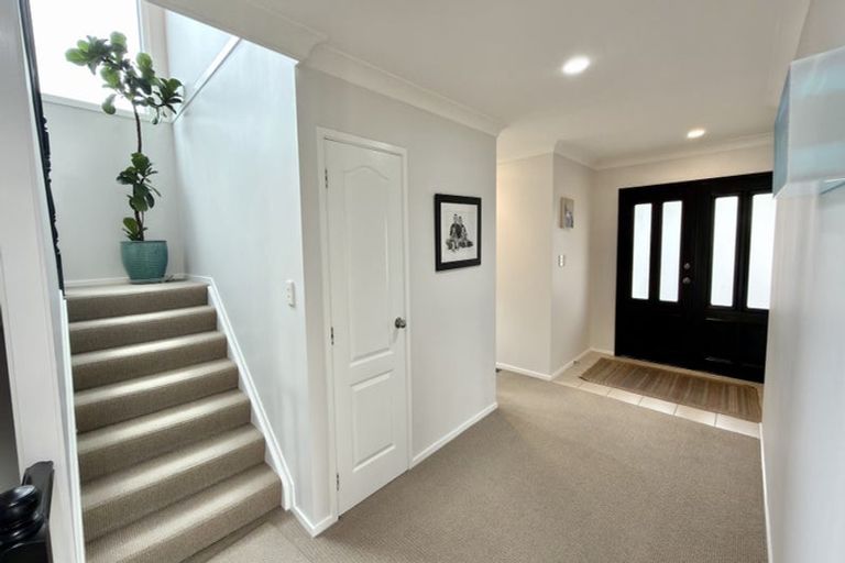 Photo of property in 42 Ravenstone Place, Chatswood, Auckland, 0626