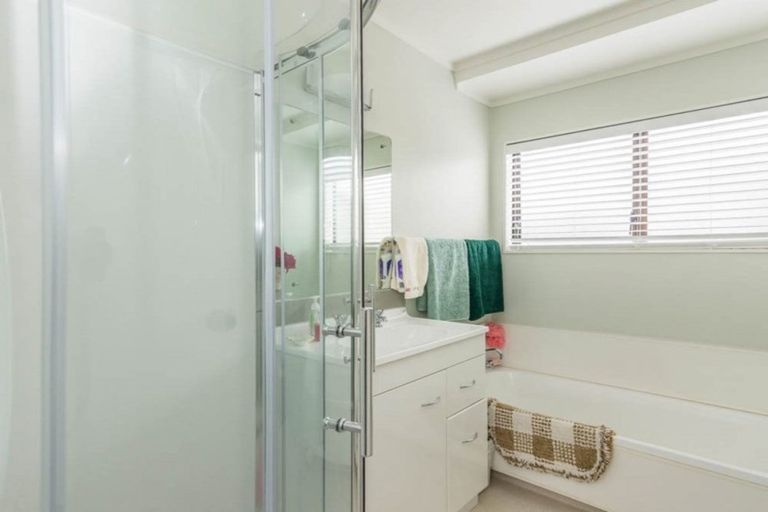 Photo of property in 28 Neil Avenue, Te Atatu Peninsula, Auckland, 0610