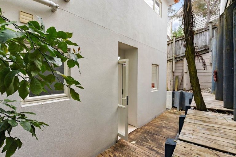 Photo of property in 1/48a Exmouth Road, Northcote, Auckland, 0627