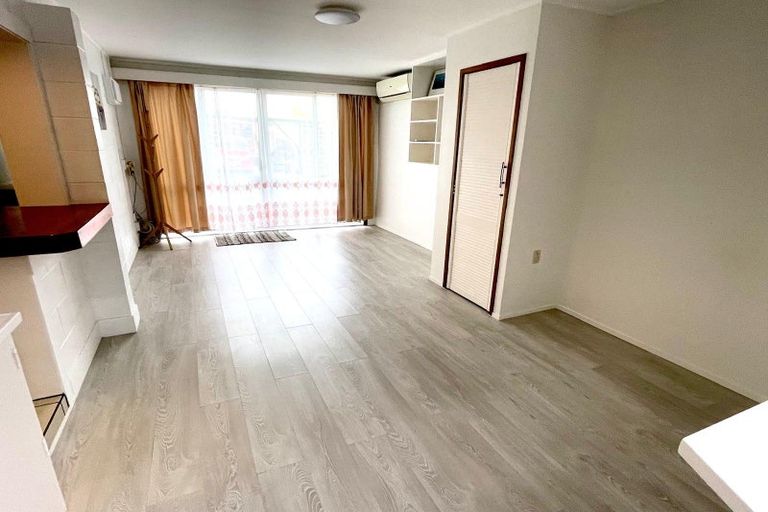 Photo of property in 1/90 Mountbatten Avenue, Hillcrest, Auckland, 0627