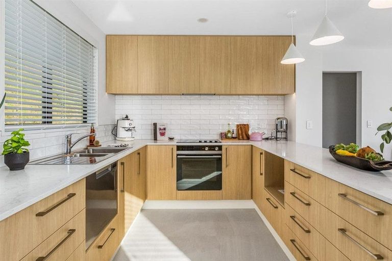 Photo of property in 33 Oakum Road, Whitby, Porirua, 5024