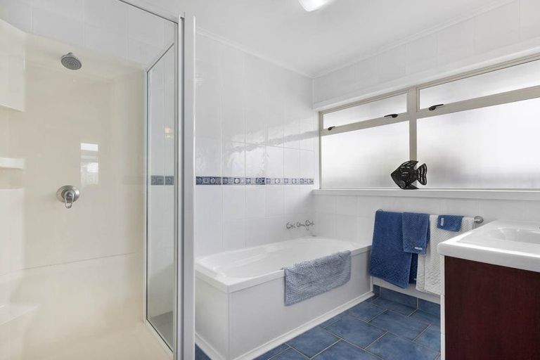 Photo of property in 31 Prince Regent Drive, Half Moon Bay, Auckland, 2012