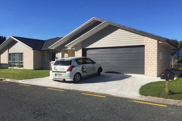 Photo of property in 4 Cory Jane Grove, Riverstone Terraces, Upper Hutt, 5018