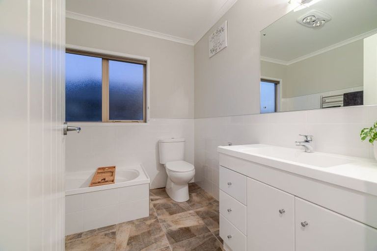 Photo of property in 19 Meridian Grove, Kelvin Grove, Palmerston North, 4414