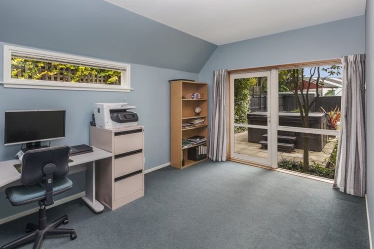 Photo of property in 18 Lombard Place, Avonhead, Christchurch, 8042