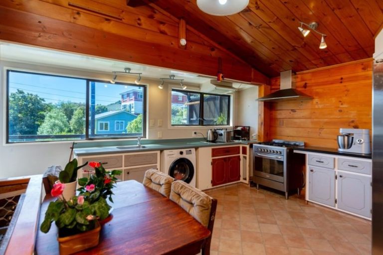 Photo of property in 19 Broadway, Picton, 7220