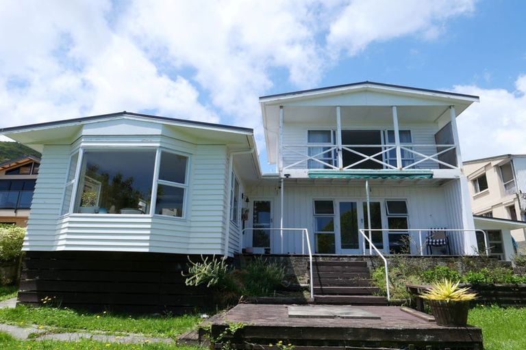 Photo of property in 16 Kotare Street, Waikanae, 5036