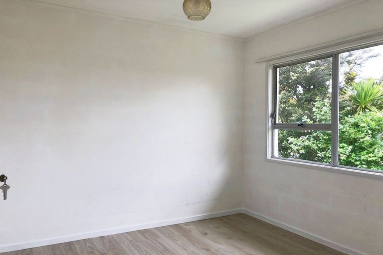 Photo of property in 2/15 Trojan Crescent, New Lynn, Auckland, 0600
