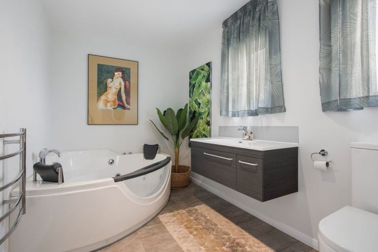 Photo of property in 35 Waione Avenue, Athenree, Waihi Beach, 3177