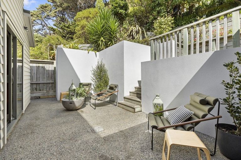 Photo of property in 160 Breaker Bay Road, Breaker Bay, Wellington, 6022