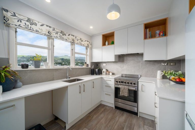 Photo of property in 6 Te Reinga View, Tawa, Wellington, 5028
