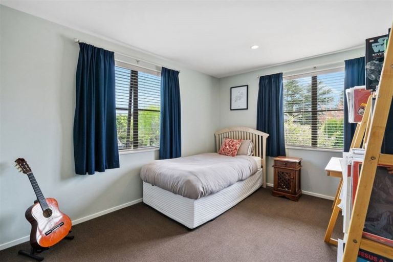 Photo of property in 2 Hogarth Lane, Burnside, Christchurch, 8053
