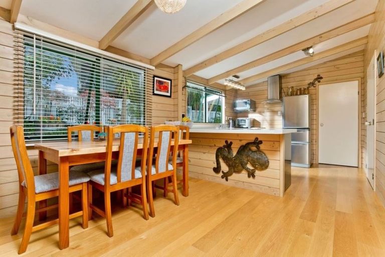 Photo of property in 2/42 Woodlands Crescent, Browns Bay, Auckland, 0630