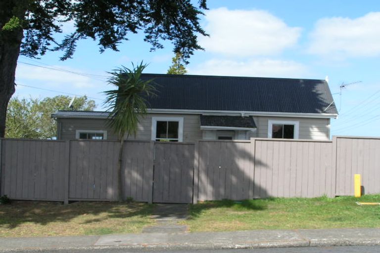 Photo of property in 1/23a Gladstone Road, Northcote, Auckland, 0627