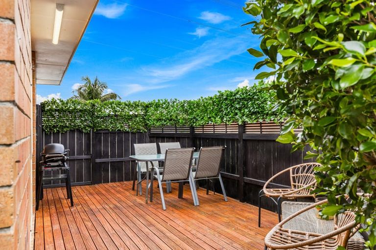 Photo of property in 2/8 Crewe Close, Albany, Auckland, 0632