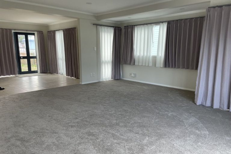 Photo of property in 3/485 Don Buck Road, Massey, Auckland, 0614