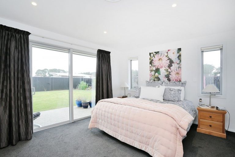Photo of property in 28 Northside Drive, Waikiwi, Invercargill, 9810