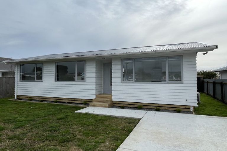 Photo of property in 102 Ryder Crescent, Levin, 5510