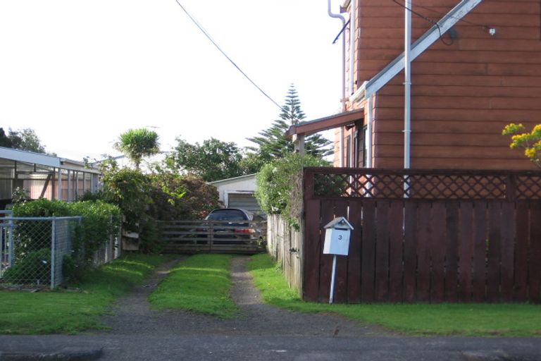 Photo of property in 3 Gloria Avenue, Te Atatu Peninsula, Auckland, 0610