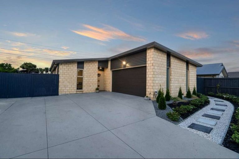 Photo of property in 15 Little Oaks Drive, Yaldhurst, Christchurch, 8042