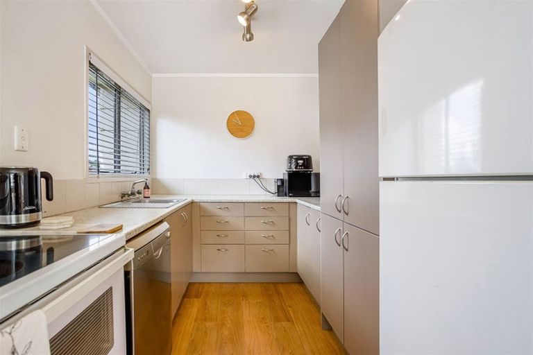 Photo of property in 2/9 Cedar Heights Avenue, Massey, Auckland, 0614