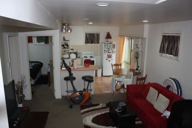 Photo of property in 188 Sunnynook Road, Totara Vale, Auckland, 0627