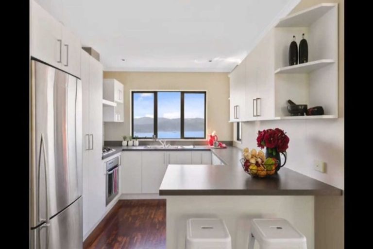 Photo of property in 67 Dress Circle, Newlands, Wellington, 6037