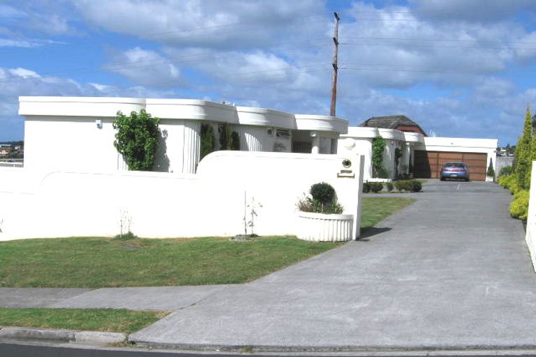 Photo of property in 2/13 Highgrove Lane, Totara Vale, Auckland, 0632