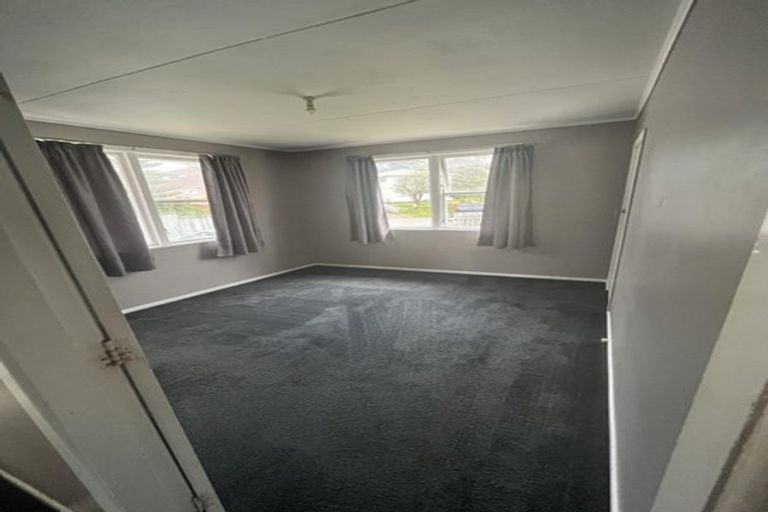 Photo of property in 21 Worcester Place, Cannons Creek, Porirua, 5024