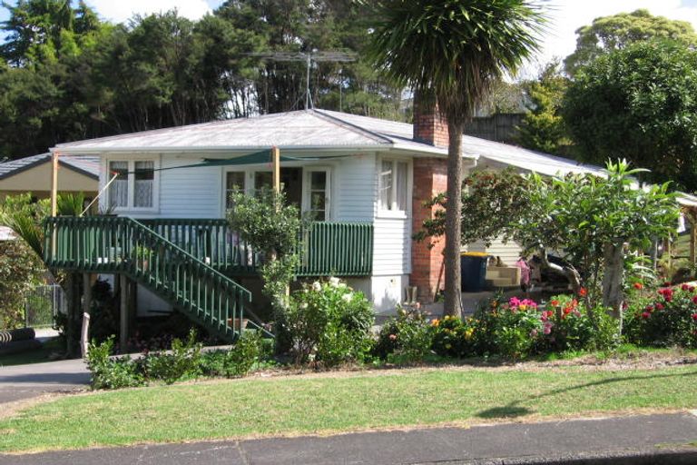 Photo of property in 14 Thuja Street, Green Bay, Auckland, 0604