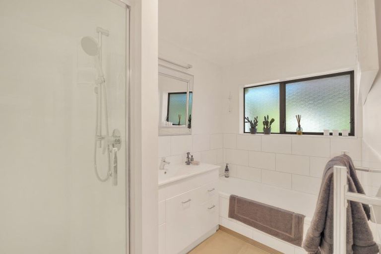 Photo of property in 1/1 Pickwick Parade, Mellons Bay, Auckland, 2014