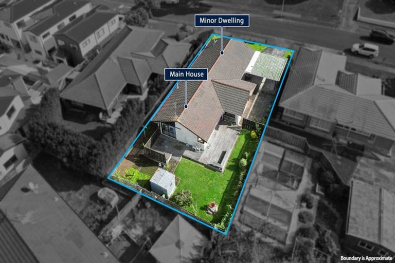 Photo of property in 32 Borrowdace Avenue, Botany Downs, Auckland, 2010