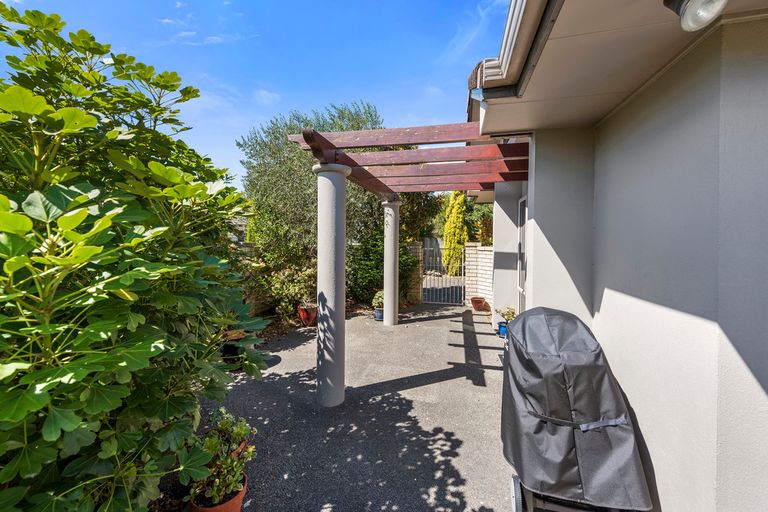 Photo of property in 18 Araroa Place, Papamoa Beach, Papamoa, 3118