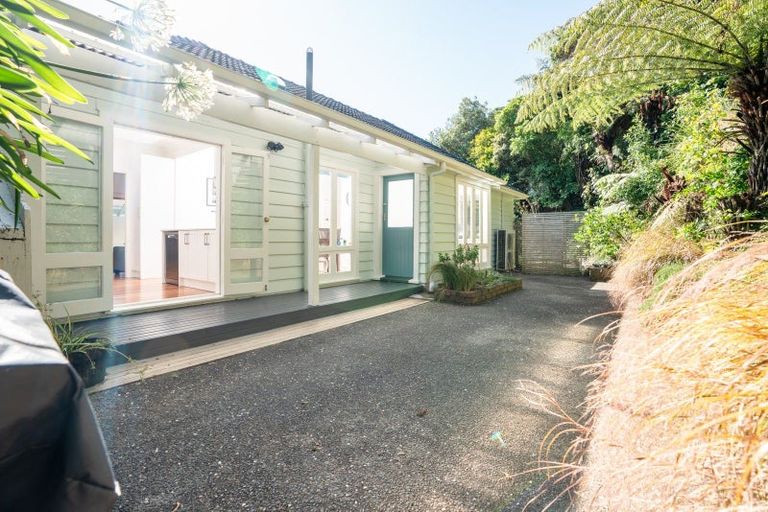 Photo of property in 104 Curtis Street, Northland, Wellington, 6012