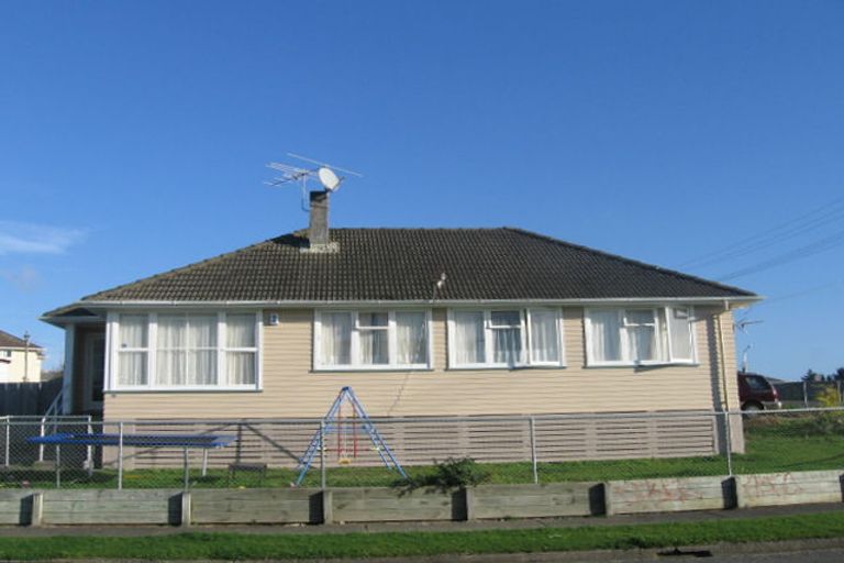 Photo of property in 29 Matahourua Crescent, Cannons Creek, Porirua, 5024