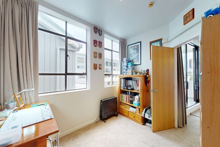 Photo of property in Endeavour Apartments, 9/125 Thorndon Quay, Pipitea, Wellington, 6011