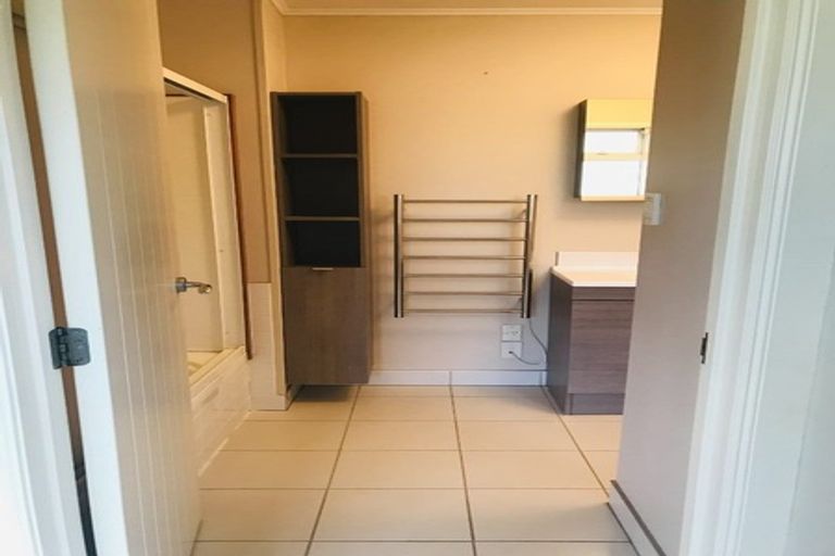 Photo of property in 37 Jaemont Avenue, Te Atatu South, Auckland, 0610