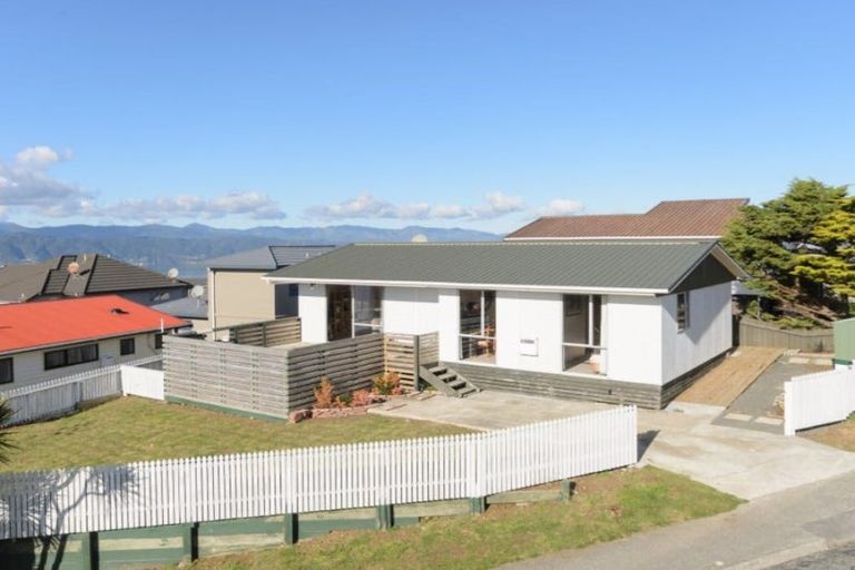Photo of property in 14a Sunhaven Drive, Newlands, Wellington, 6037