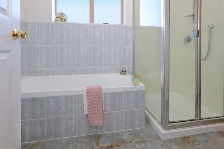 Photo of property in 40 Basra Drive, Henderson, Auckland, 0612