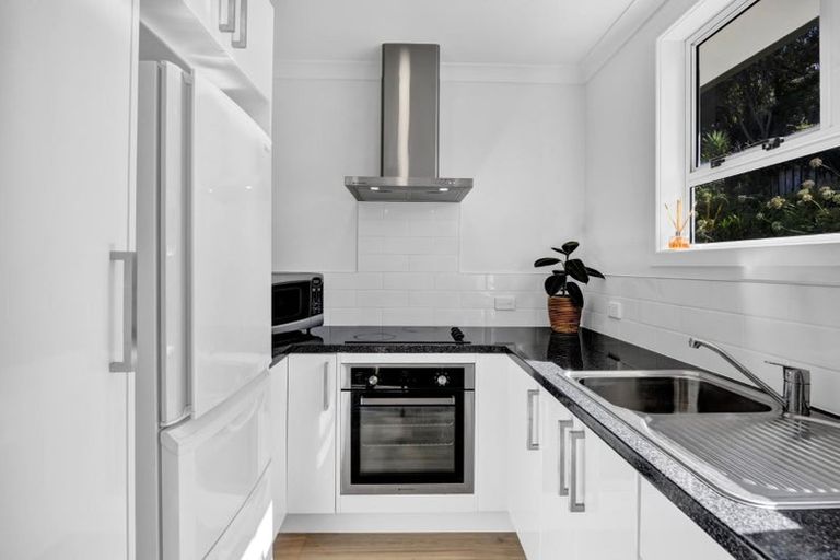 Photo of property in 25 Simons Street, Moturoa, New Plymouth, 4310