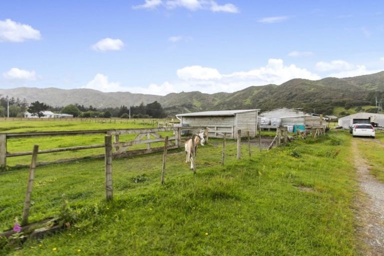 Photo of property in 104 Upper Fitzherbert Road, Wainuiomata, 5373