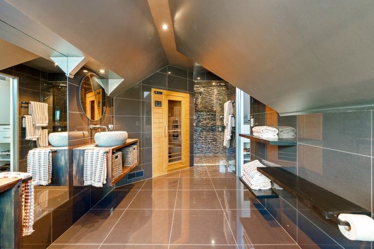 Photo of property in 147 Seatoun Heights Road, Miramar, Wellington, 6022