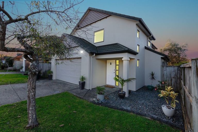 Photo of property in 13 Lilybank Crescent, East Tamaki, Auckland, 2013