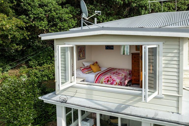 Photo of property in 46 Fortification Road, Karaka Bays, Wellington, 6022