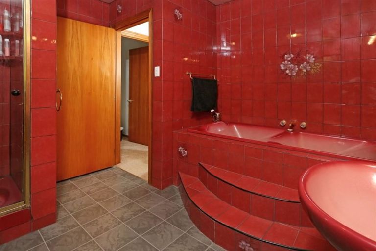 Photo of property in 99 Grassmere Road, Henderson Valley, Auckland, 0612