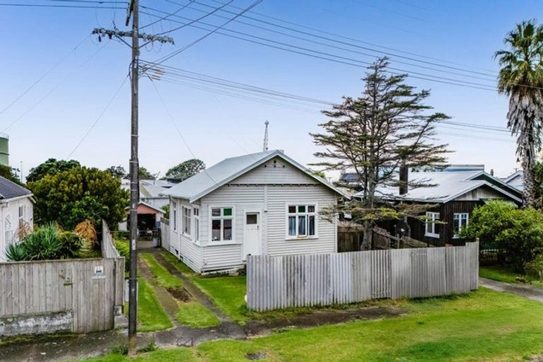 Photo of property in 10 Harbour Street, Moturoa, New Plymouth, 4310
