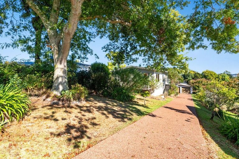 Photo of property in 16 Pohutukawa Avenue, Red Beach, 0932