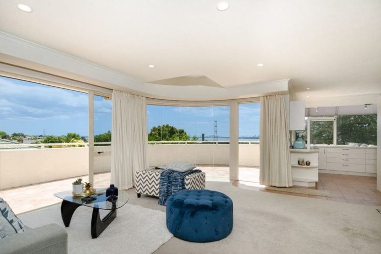 Photo of property in 1/213 Te Atatu Road, Te Atatu South, Auckland, 0610