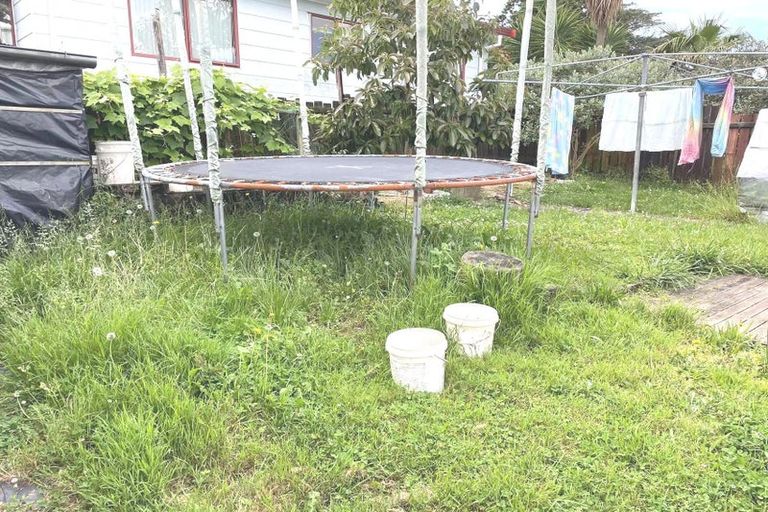 Photo of property in 17 Hillwell Drive, Henderson, Auckland, 0612